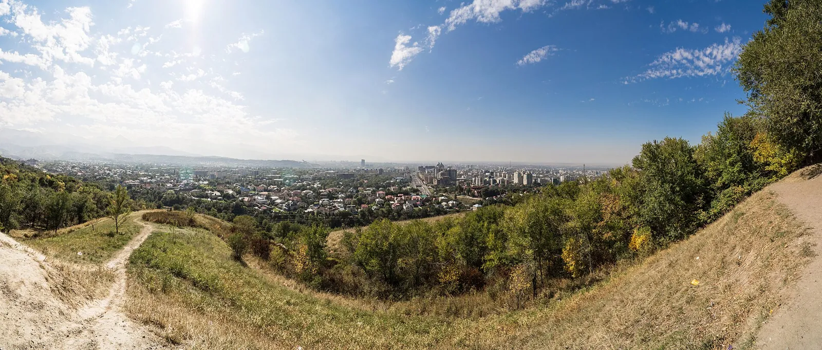 Гора Кок-Тобе в конце сентября, снимок сделан 24 сентября. Фото: Ilya Rudakov, лицензия CC BY-SA 3.0, Wikimedia Commons (Panoramio)