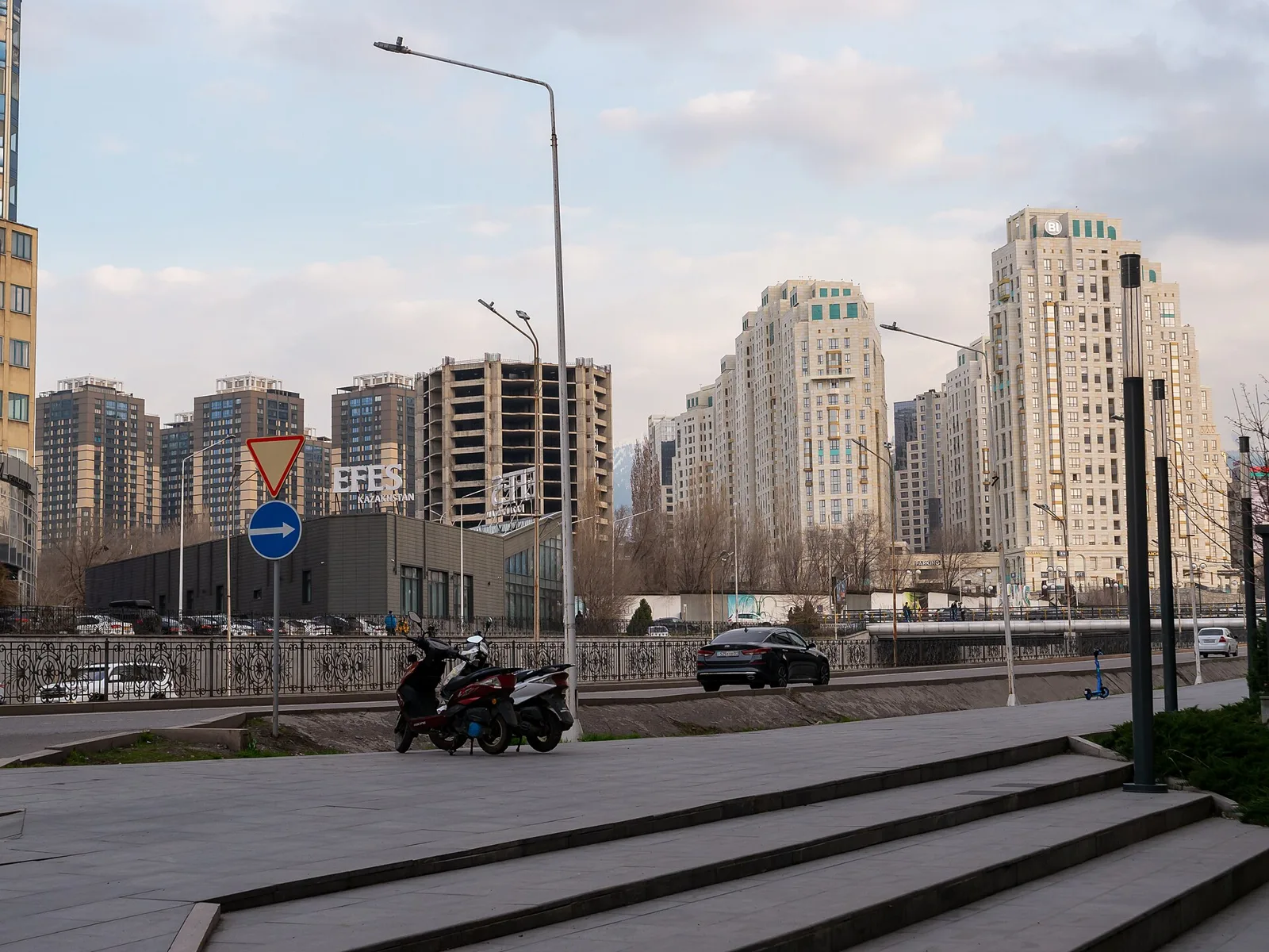 Жилые кварталы Алматы, 3 апреля 2024 года: новые дома рядом с набережной, за ними горы в дымке. Фото: Matti Blume, лицензия CC BY-SA 4.0, Wikimedia Commons. Временная обложка до своего кадра