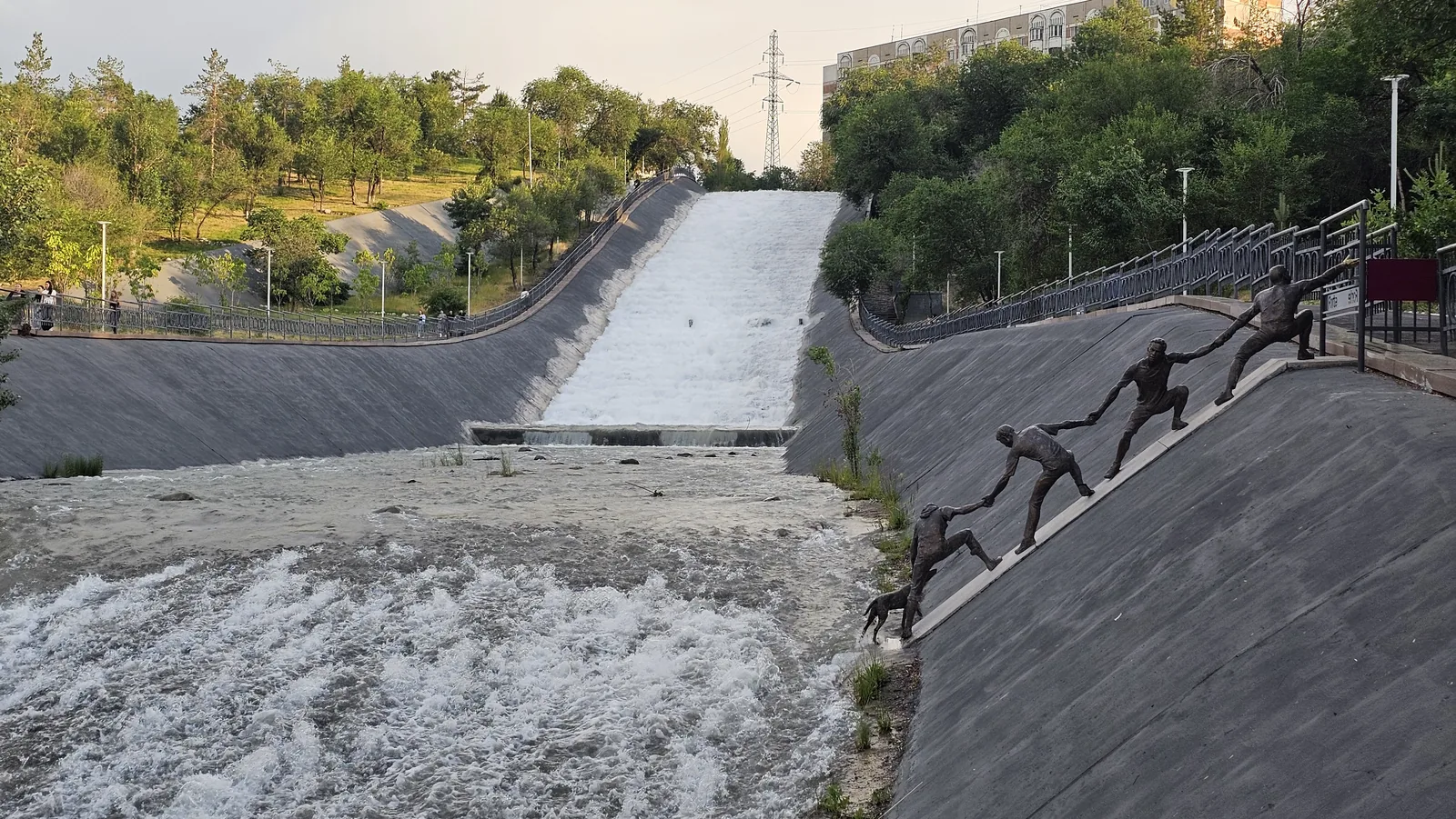 Бетонный канал в городе, июнь: вода с гор скатывается по ступеням, а бронзовые фигуры держатся друг за друга и лезут вверх, против течения. Ровно этим мы и займёмся, только без бронзы. Фото: Валентин Шафранов