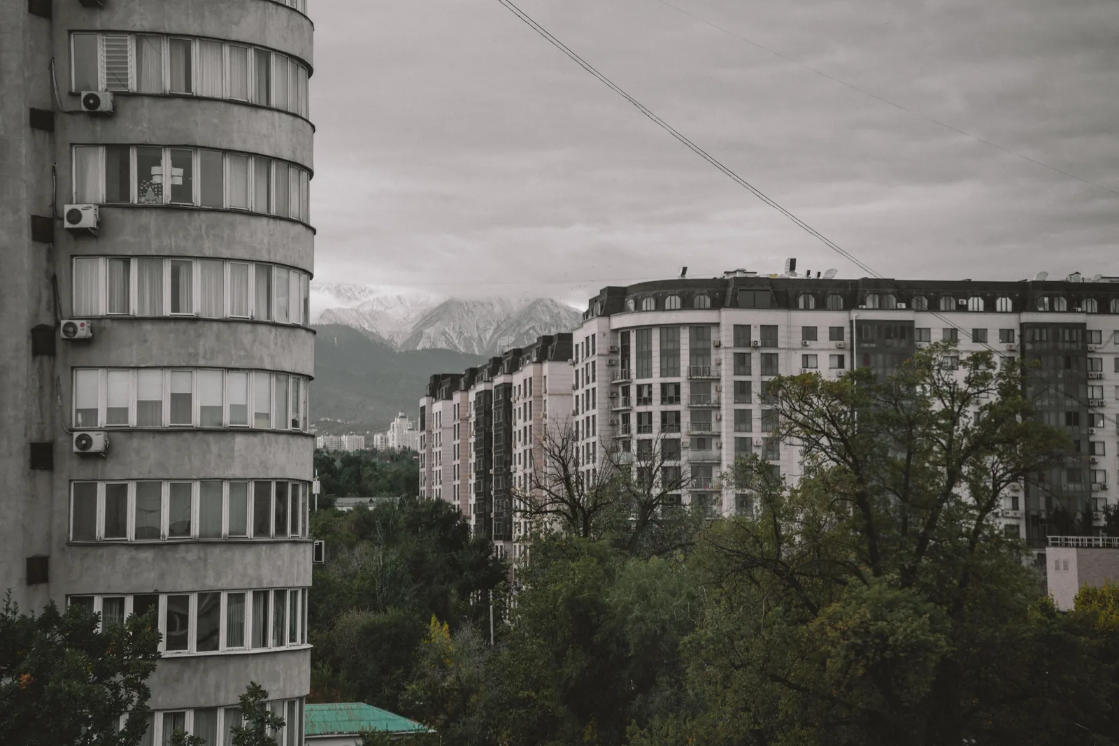 Кварталы с высоты осенью: крыши, дворы, жёлтые кроны между домами. В каждом из этих прямоугольников свой чат, своя крыша и свой спор о лифте. Найдите на таком виде свой двор и посчитайте, сколько окон в вашем подъезде — столько людей решают судьбу одного подвала. Фото: Валентин Шафранов