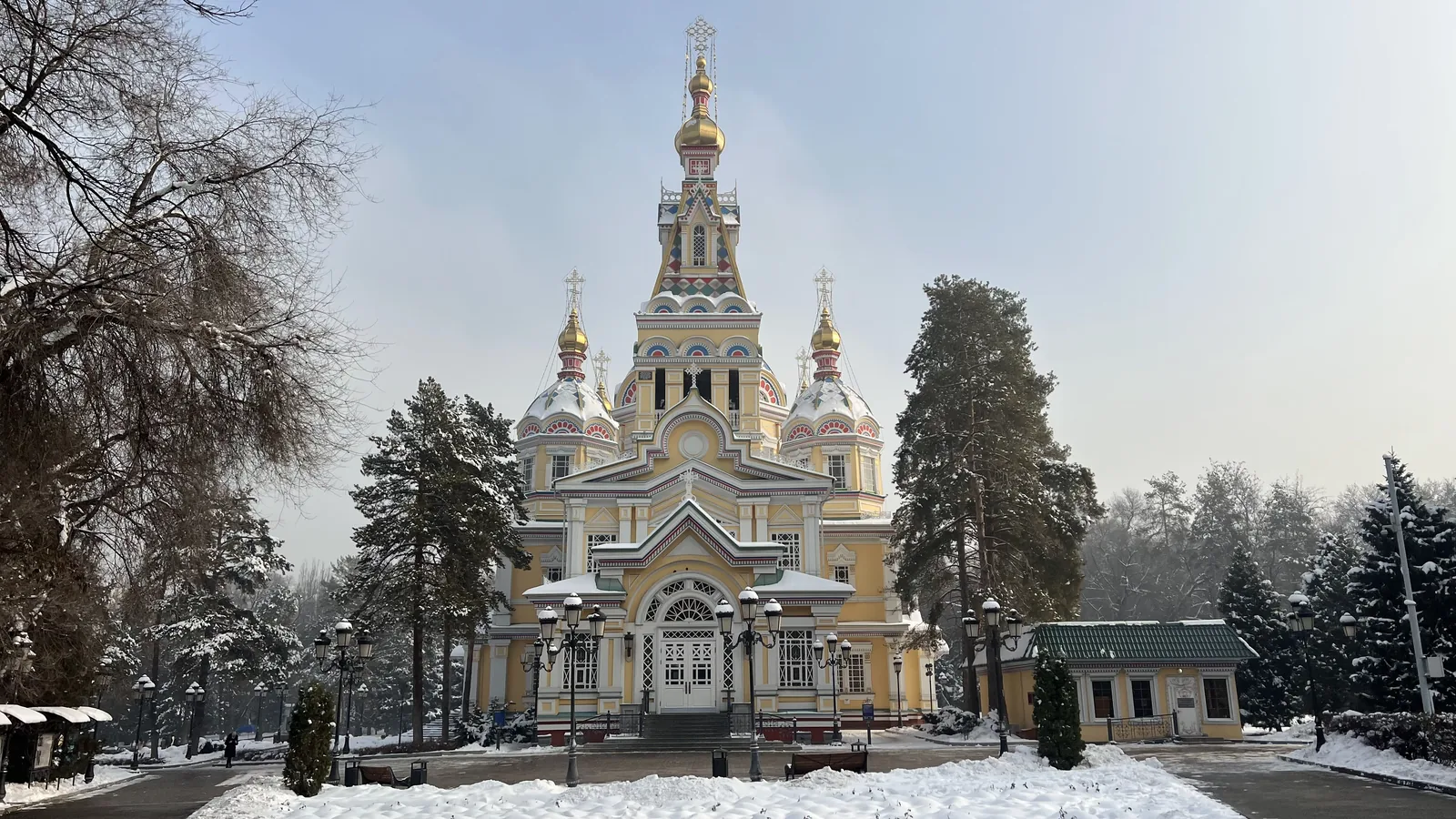 Вознесенский собор в Панфиловском парке после снегопада. Посмотрите на ели по бокам: снег на их лапах держится дольше, чем на дорожках, — к ним и стоит идти, если опоздали к первому утру. Фото: Валентин Шафранов